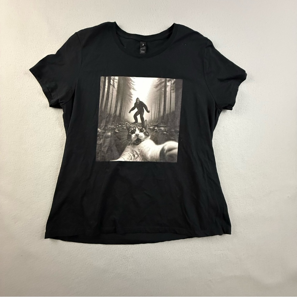 Gildan Shirt Women's‎ Extra Large Cat Selfie Big Foot Graphic T-Shirt